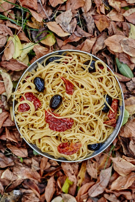 Dýňové špagety se sušenými rajčaty a olivami, zdroj: Outdoorová kuchařka, Petra Pospěchová, vydalo nakladatelsví Smart Press, www.smartpress.cz